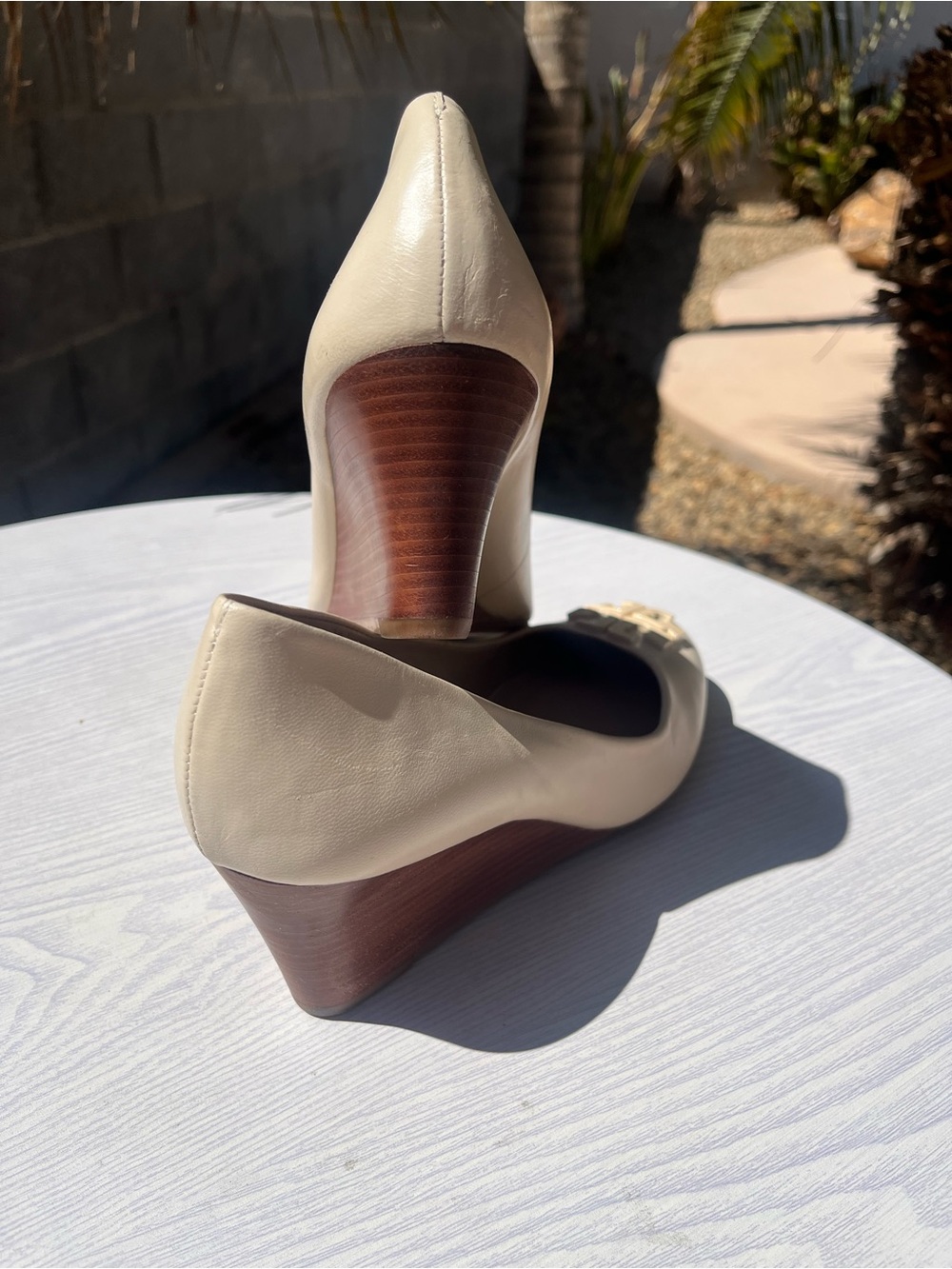 Tory Burch Cream Leather Wedge Pumps with Logo Medallion - Picture 4 of 12